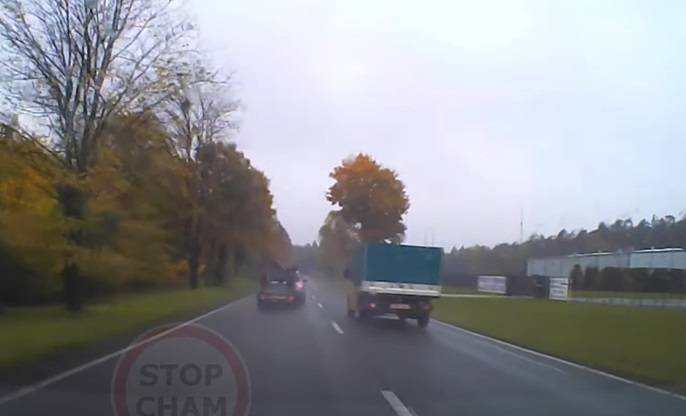 Kuriozalna sytuacja na drodze. Sofa wypadła wprost pod koła jadących samochodów... "Super przestroga" [WIDEO]