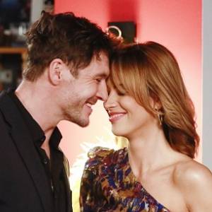 Zmiany w życiu serialowego bohatera Mikołaja Roznerskiego. Obok: piękna partnerka. "Witaj w domu"