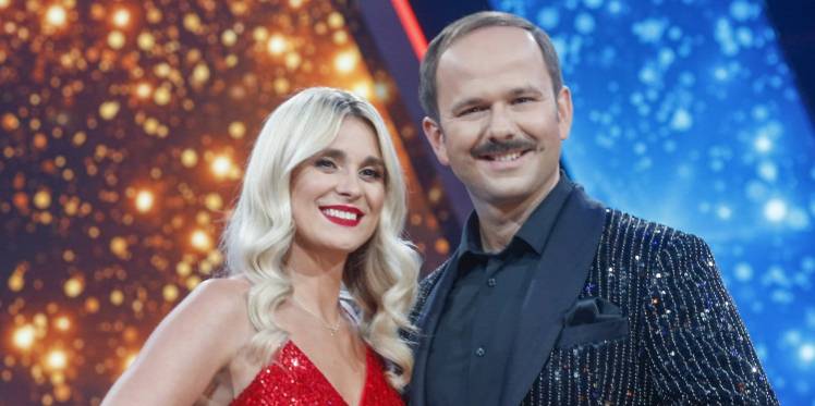 Kajra wyszła na scenę bez makijażu. Żona Sławomira pokazała, jak wygląda w naturalnej odsłonie. Nie skończyło się na jednym zdjęciu! 