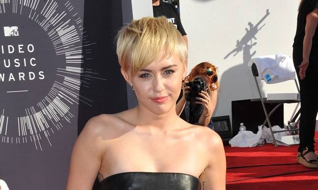 Miley Cyrus przesadziła? Odważne nagranie z koncertu trafiło do sieci! Stylizacja niewiele zasłania... [WIDEO]