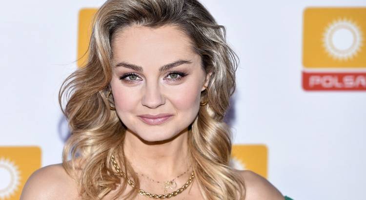 Małgorzata Socha w "pierzastej" kreacji. Dopasowana suknia to hit! "Przepiękna i zadziorna" - komplementują aktorkę internauci