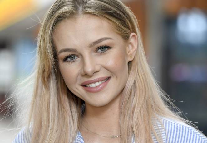 Katarzyna Szklarczyk prezentuje smukłe ciało na plaży. Modelka kokietuje w zmysłowej pozie [ZDJĘCIA]