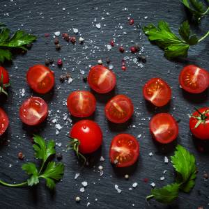 Męczy Cię krojenie pomidorków koktajlowych? Jest prosty sposób, by zrobić to błyskawicznie! [WIDEO]