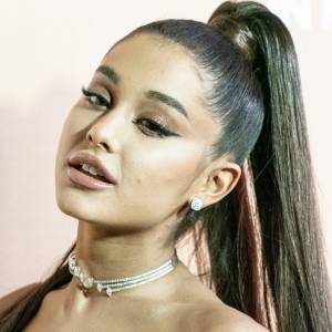 Piękny gest Ariany Grande. Piosenkarka przekazała milion dolarów na terapie dla potrzebujących