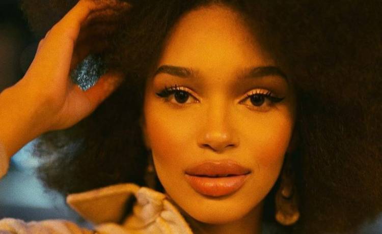 Nicole Akonchong pozdrawia z gór. Uczestniczka "Top Model" pozuje w samym ręczniku [FOTO]