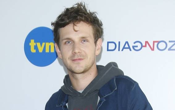 Antoni Królikowski na zdjęciu z dziewczyną. Wybranka aktora spodobała się internautom 