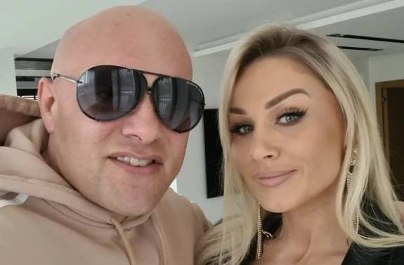 Dominik Abus pokazał intymny kadr. Nagi biust żony zasłonił własnymi dłońmi [FOTO]