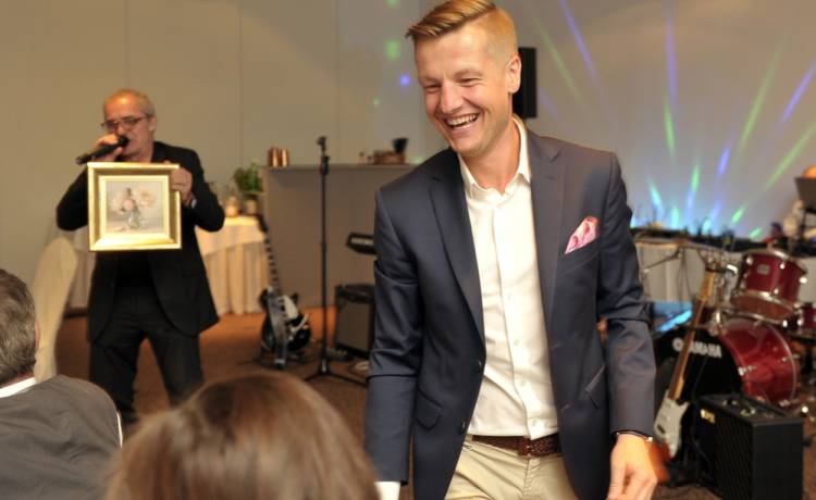 Rafał Mroczek spędził wakacje bez swojej narzeczonej. Czy to kryzys w ich związku?