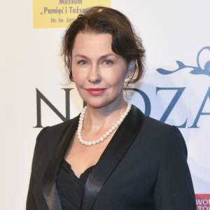 Anna Popek naciera odsłonięty biust śniegiem. To się nazywa podgrzać atmosferę! „Gorąca kobieta” [WIDEO]