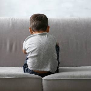 Chłopiec za bardzo rozbrykał się w czasie zabawy i poszedł "ochłonąć" pod ścianę. Reakcja jego psa zszokowała internautów! [FOTO]