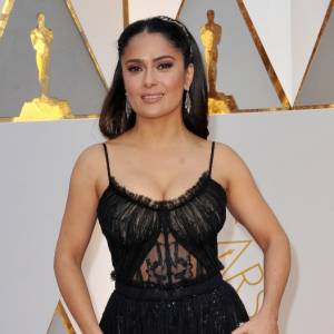 Salma Hayek śmiało eksponuje biust! Czerwona stylizacja to strzał w dziesiątkę [FOTO]