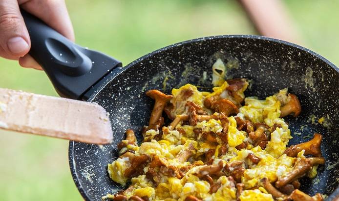 Usmażył jajka na rozgrzanej płycie rynku: "Co jakiś czas przychodziłem dopilnować jajecznicy i pomieszać w patelni". Oto skutki betonozy i braku roślin w mieście