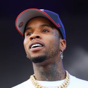 Znany raper dźgnięty 14 razy nożem przez współwięźnia. W ciężkim stanie trafił do szpitala