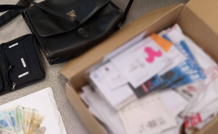 Nie dostarczył do odbiorców ponad 1150 listów. Listonosz trafił w ręce policji