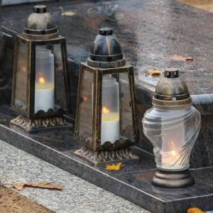 Jak poprawnie nazywać 1 listopada? Wszystkich Świętych czy Święto Zmarłych? 