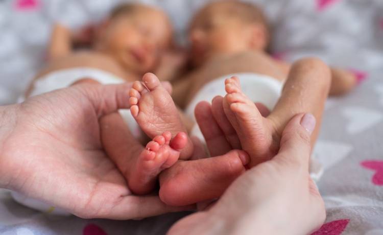 Bliźniaczki związały się z bliźniakami. Zdjęcia ich synów to hit sieci! [GALERIA]