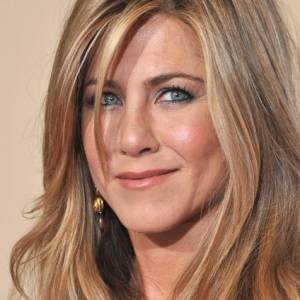 Gwiazda serialu "Przyjaciele" w negliżu i bez makijażu. 52-letnia Jennifer Aniston ma na sobie tylko ręcznik [ZDJĘCIA]