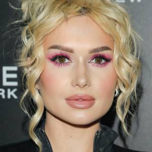 Wersow stanęła na przystanku tramwajowym. W komentarzach rozpętała się burza [FOTO]