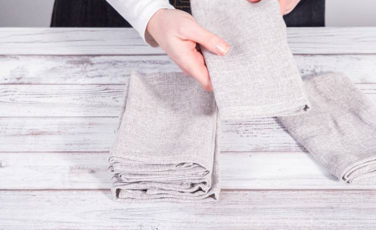 Złóż serwetki na stół wielkanocny w kształt zajączka! To hit z TikToka [WIDEO]