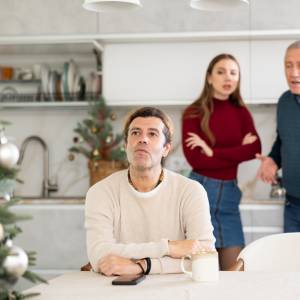 Jak reagować na niewygodne pytania przy świątecznym stole? Oto skuteczne rady
