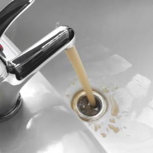 Z kranów zamiast wody popłynął... alkohol. To błąd urzędników?