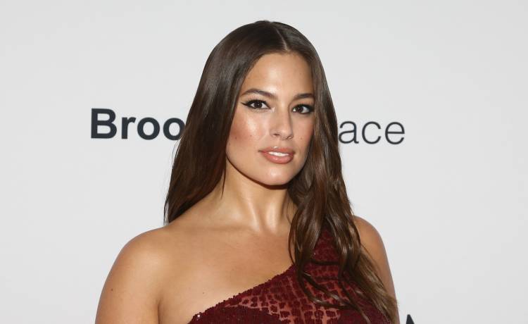 Ashley Graham pokazała ciało po porodzie. "Naga i duża dziewczyna"