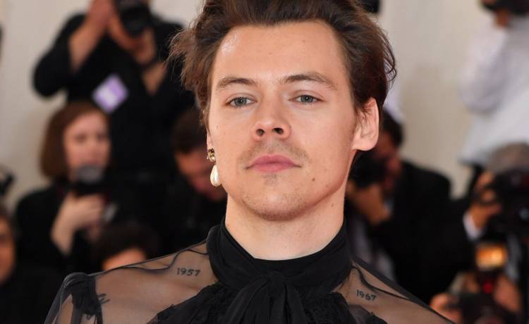 To już pewne! Harry Styles ściął włosy. W komentarzach płacz