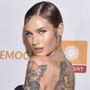 Karolina Gilon prezentuje mokre ciało, pozując w stroju kąpielowym. Tak prowadząca "Love Island" spędza czas wolny! [WIDEO]