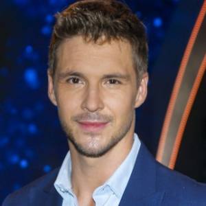 Mikołaj Roznerski w towarzystwie pięknych pań. Nowe zdjęcie z planu "M jak miłość" to hit! 