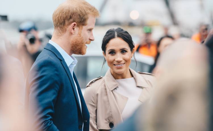 Portret Meghan Markle i księcia Harrego został usunięty z Pałacu Buckingham
