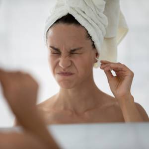 Zatkane ucho po  basenie - jak odetkać? 7 sposobów