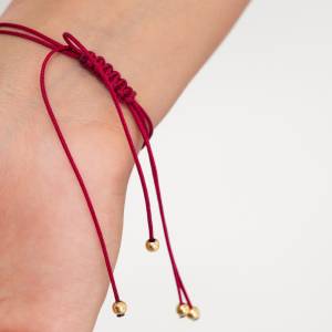 Czerwona nitka na nadgarstku. Stary, magiczny zwyczaj, który przetrwał do dziś