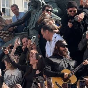 Jared Leto zaskakuje fanów koncertem-niespodzianką na krakowskim Rynku!