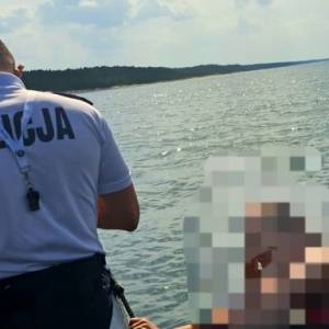 Policjanci obudzili kobietę na materacu. Odpłynęła kilkaset metrów od brzegu