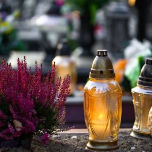 Czyszczenie nagrobków. Domowe specyfiki lepsze niż sklepowa chemia?