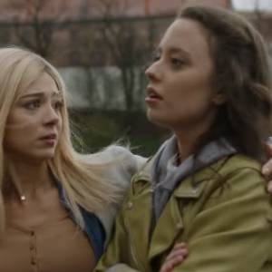 "Papiery na szczęście" odcinek 2. Zrozpaczona Marta odnajdzie kompletnie pijaną córkę! Kowalczykom uda się uciec od Krisa? [STRESZCZENIE ODCINKA]                          