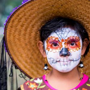 Día de Muertos. Jak rozumieć malowanie trupich czaszek z okazji religijnego święta? Meksykański Dzień Zmarłych