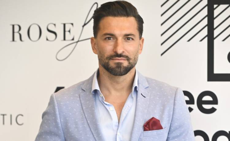 Rafał Maślak jechał z dziećmi. Miał wypadek. "Siła uderzenia musiała być ogromna" 