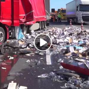 Ciężarówka z wódką zderzyła się z tirem pełnym likieru. Zawartość ponad 20 000 butelek popłynęła autostradą...