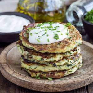 Ania Starmach podrzuca przepis na wiosenny obiad. Zrób przepyszne placuszki z cukinii! 