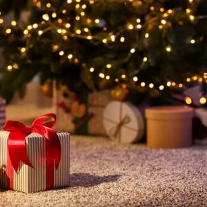 Dlaczego zostawiamy prezenty pod choinką?
