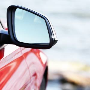 Stuknęli się lusterkami. Łącznie muszą zapłacić 3000 zł mandatu