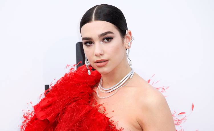 Dua Lipa hipnotyzuje w bieliźnianym, neonowym zestawie. Olśniewa seksapilem. "Królowa" [FOTO]