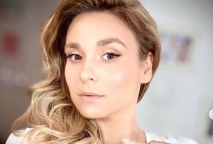 Kajra pokazała zdjęcia w odważnej stylizacji. Żona Sławomira kusi głębokim dekoltem. "Kwintesencja kobiecości"