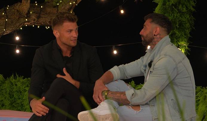 Zaręczyny na "Love Island"? Adrian wprost mówi o oświadczynach! 