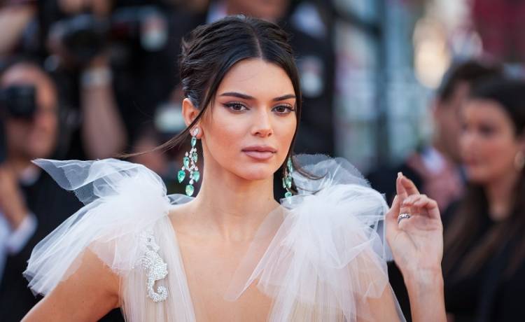 Kendall Jenner w skórze na czarnym ogierze. W zmysłowej sesji wzięła udział również Kim Kardashian!