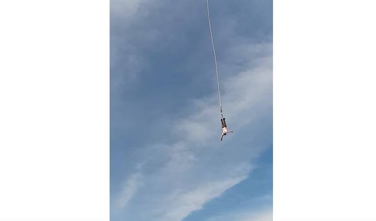 Spadł z kilkunastu metrów skacząc na bungee. Podczas lotu zsunęła się uprząż zabezpieczająca