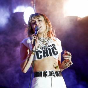 Miley Cyrus pozuje w bieliźnie. Tak pochwaliła się sukcesem piosenki "Flowers" [FOTO]