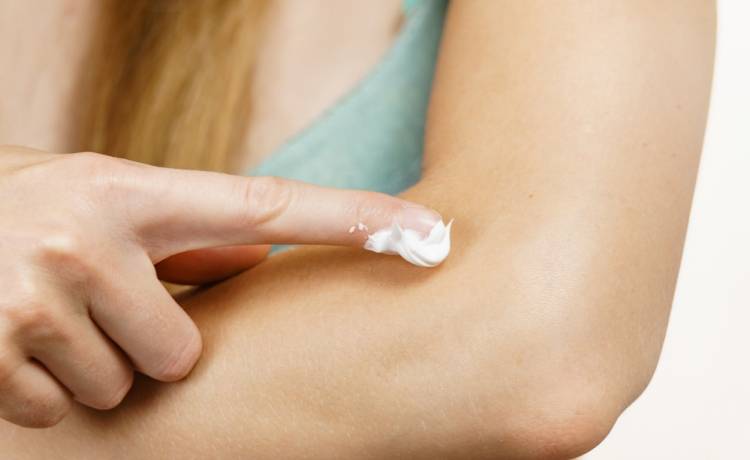 Jak skutecznie nawilżyć suche łokcie? Wypróbuj tych metod, fot. Shutterstock