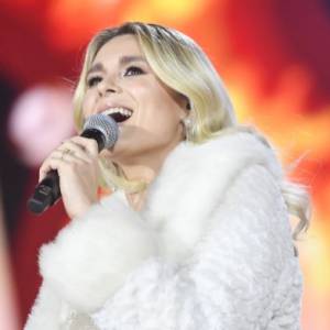 Kajra założyła suknię podkreślającą dekolt. W błyszczącej kreacji zachwyca! "Kobieta ogień"